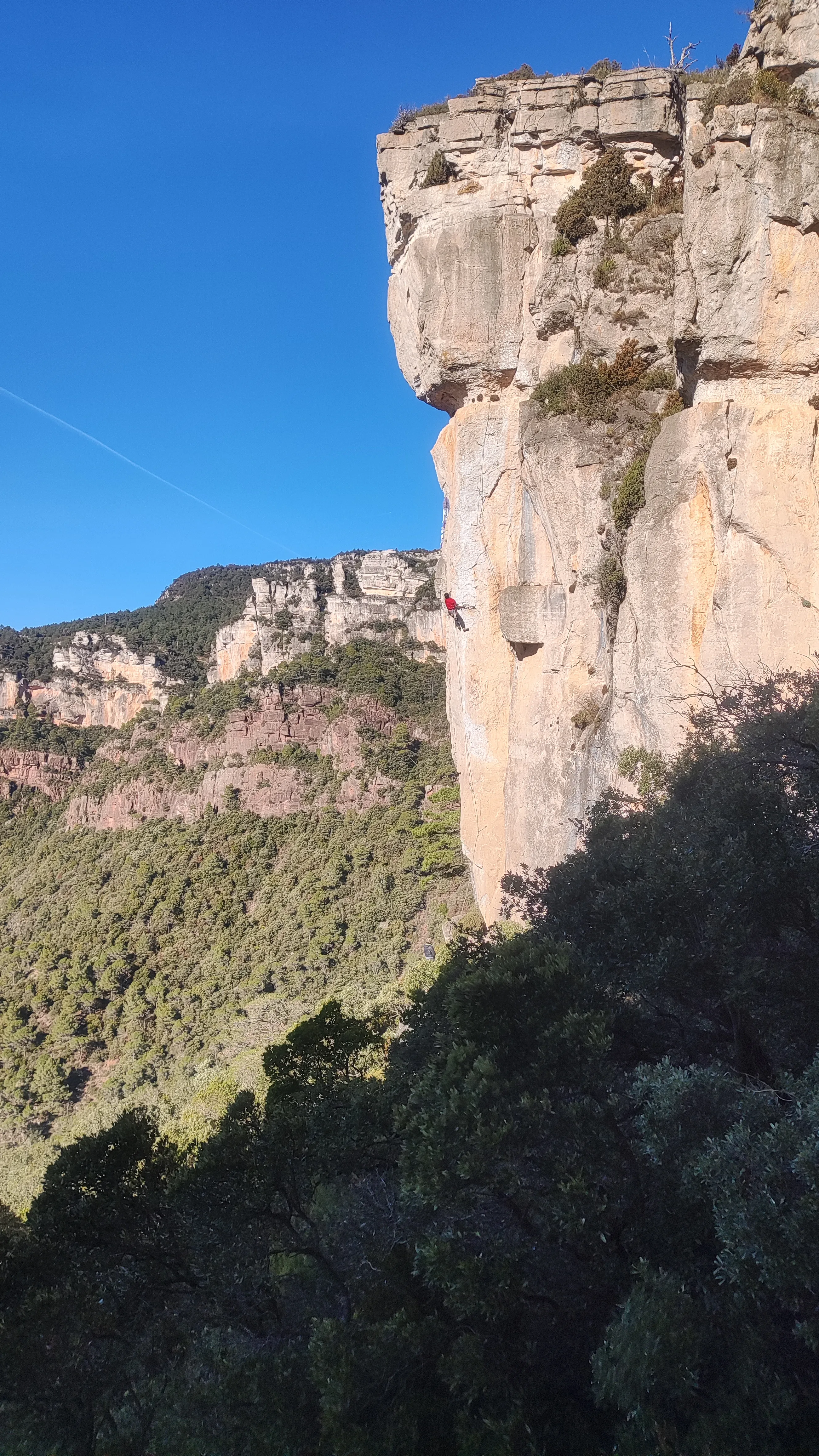 Andres onsighting one of the most beautiful 7a+ at Mussara.